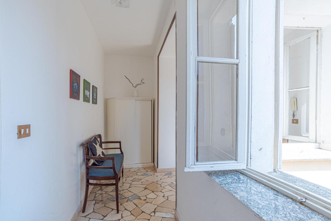 Apartment Roomy In With Small Balcony! *
